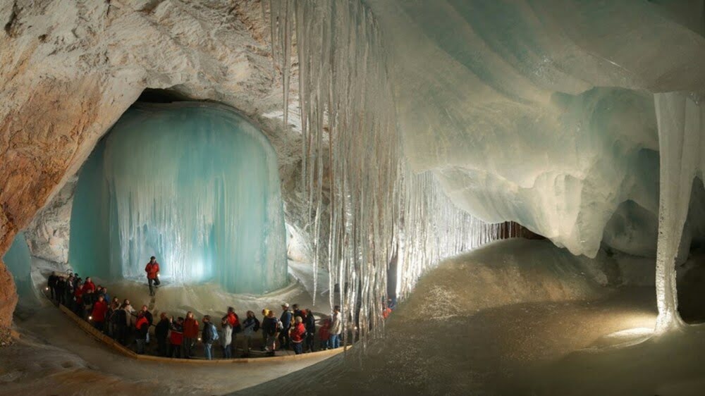 La grotte des géants de glace Eisrizenvelt en Autriche